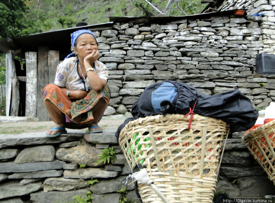 Свой скарб местные жители переносят в таких корзинах Наяпул, Непал