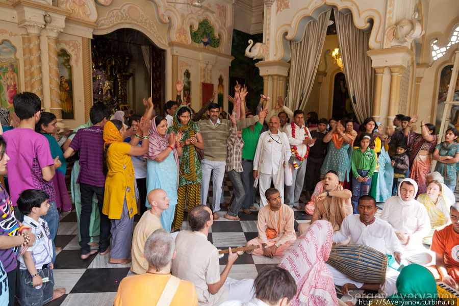 Главный зал, пение киртана, индусам нравится Вриндаван, Индия