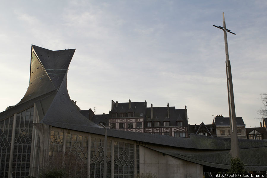 На этом месте казнили Жанну д’Арк. Руан, Франция