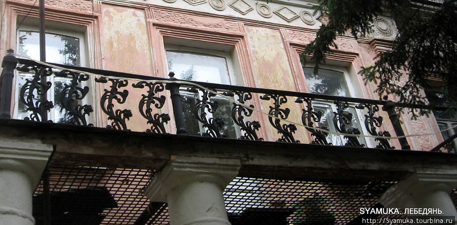Повторяющийся через небольшой шаг узор балкончикового ограждения в форме затейливого рисунка буквы S, придает ему легкость и игривость Лебедянь, Россия