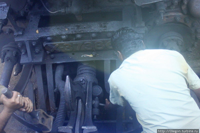 Наши вагоны прибивают кувалдами к паровозу Ути, Индия