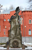 Памятник защитникам Смоленска в войне 1812 года. 
На заднем плане — музей Великой Отечественной войны (здание красного цвета).