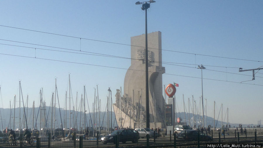 Белемские доки и открывающийся памятник первооткрывателям Лиссабон, Португалия