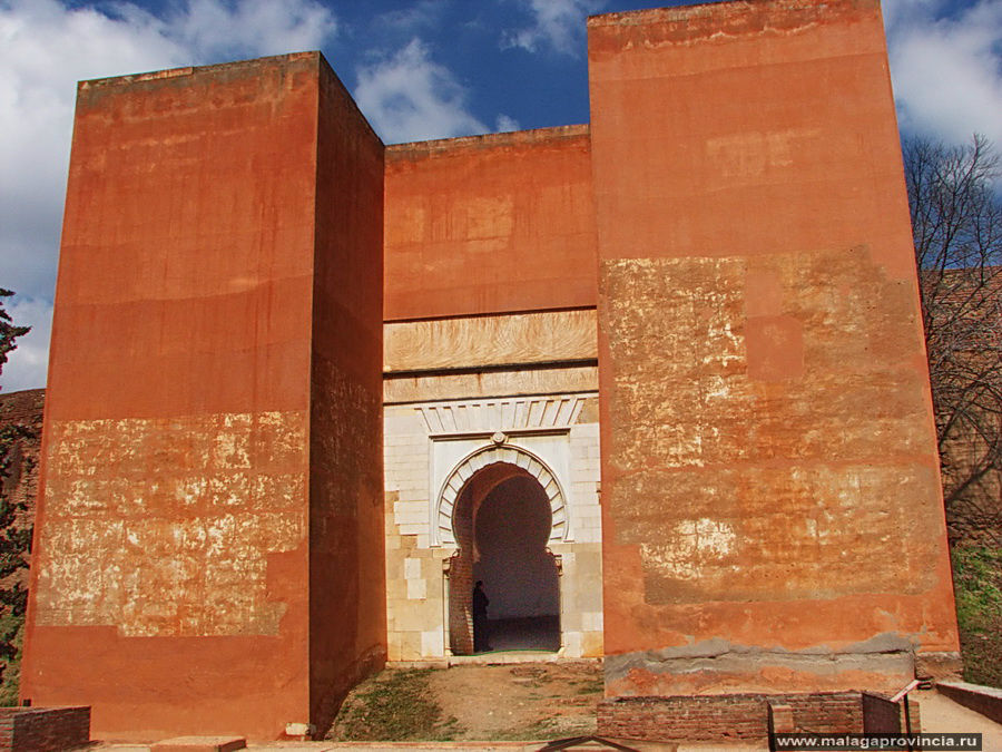 Башня Семи уровней, Torre de los Siete Suelos. Когда-то это был главный вход в Аль-Амбру Гранада, Испания