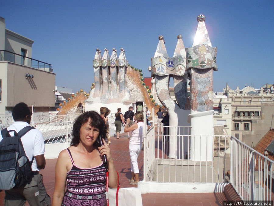 на крыше дома Батльо знаменитые вентиляционные трубы Гауди Барселона, Испания