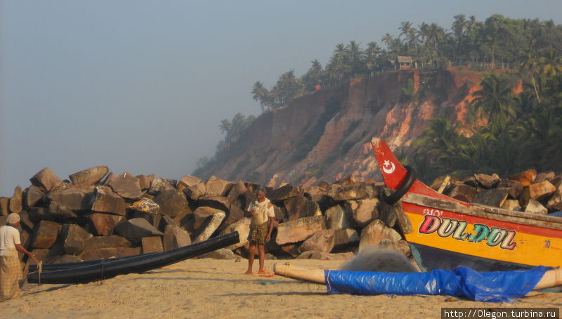 Цветные лодки на песке Варкала, Индия