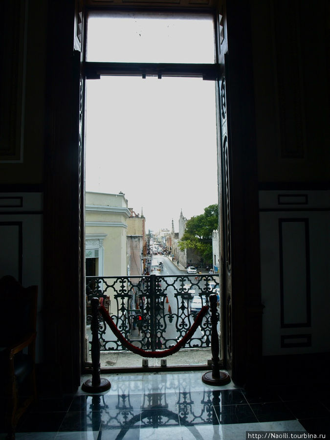 Из этого окна видно ворота города Мерида, Мексика