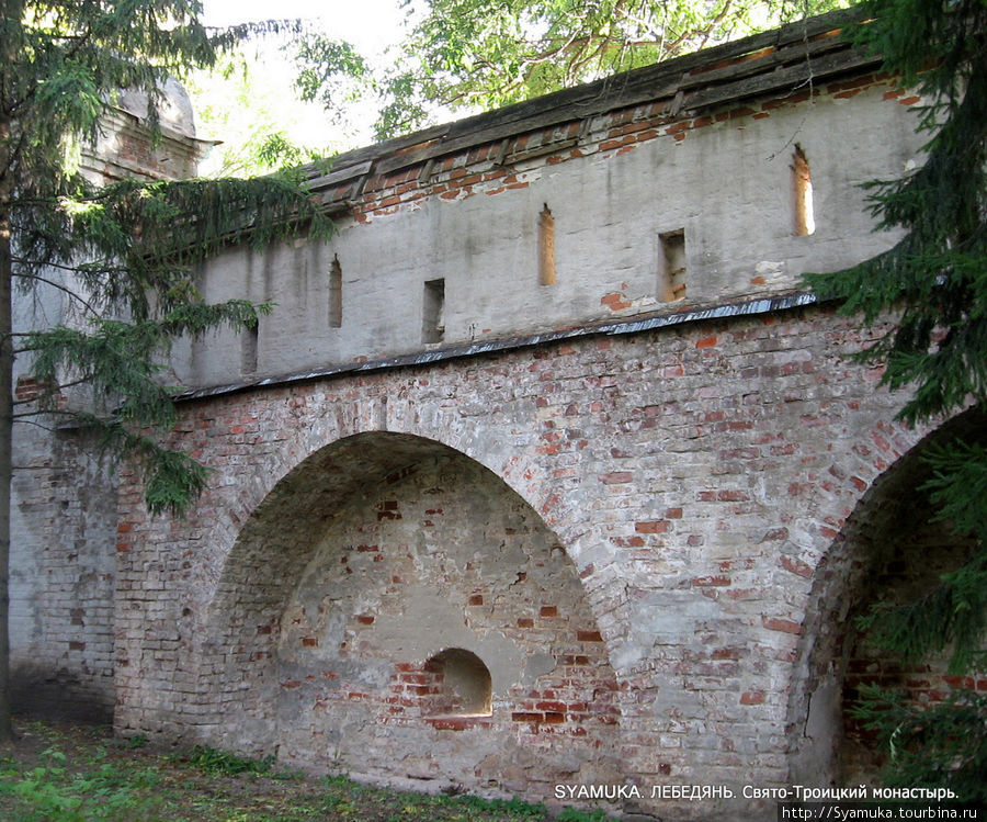 Высота монастырской стены-ограды достигает 7 метров, ширина — 1,5 метра. Лебедянь, Россия