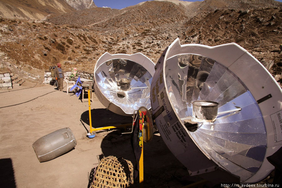 В горах на каждом шагу используют энергию солнца, где то солнечные батареи, где то воду греют, в данном случае готовят Гора Эверест (8848м), Непал