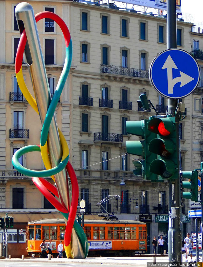 Милан центр мировой fashion индустрии. В честь этого установили вот такую скульптуру, иголка с цветной ниткой. Милан, Италия