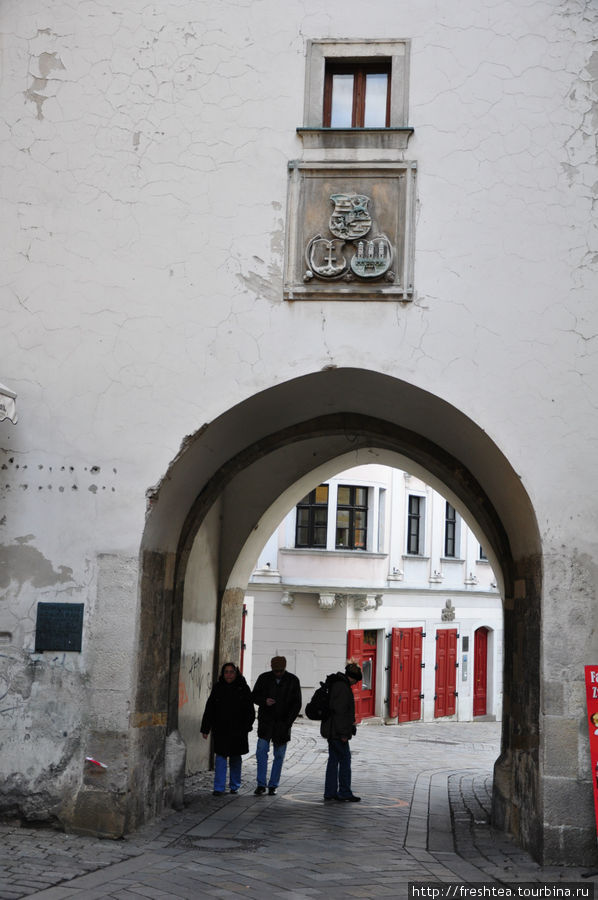 Собственно, вот она, Михалска брана (Михайловы ворота) в основании высокой башни, что осталась от средневековой крепостной стены, защищавшей город от неприятеля. Наверху — герб Братиславы. Братислава, Словакия