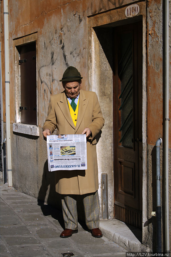 Венецианец с утренней газетой Венеция, Италия
