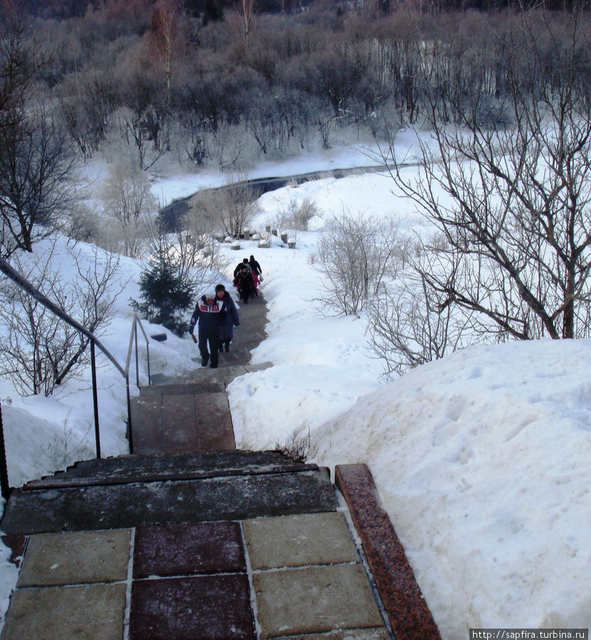 Спуск по лестнице к святому источнику Сергию Радонежскому Радонеж, Россия