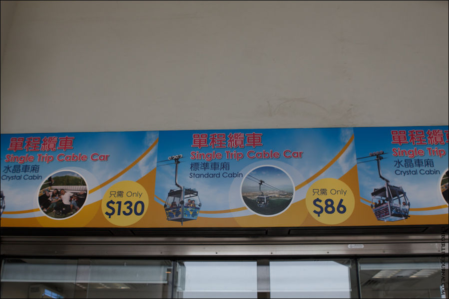 На самой канатке есть 2 варианта кабинок — простые (~30 баксов) и со стеклянным дном (~50). Я выбрал вторую Остров Лантау, Гонконг