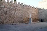 старые ворота де Бисагра и памятник Карлосу 5