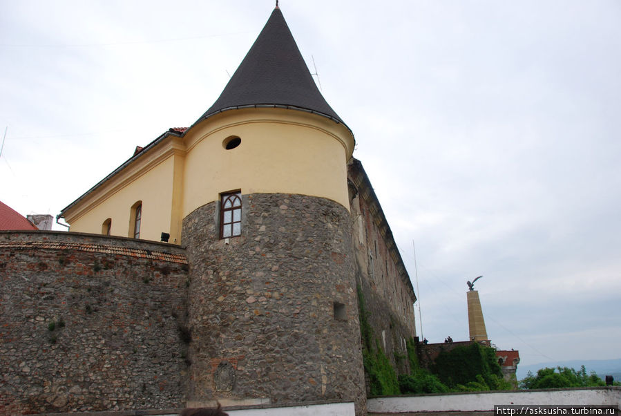 Замок на вершине потухшего вулкана Мукачево, Украина