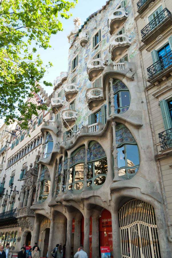 Рядом с ним находится тоже интересный образец модерна — дом Амалье чуть менее известного архитектора Ж. Пуч-и-Кадафалька. Барселона, Испания