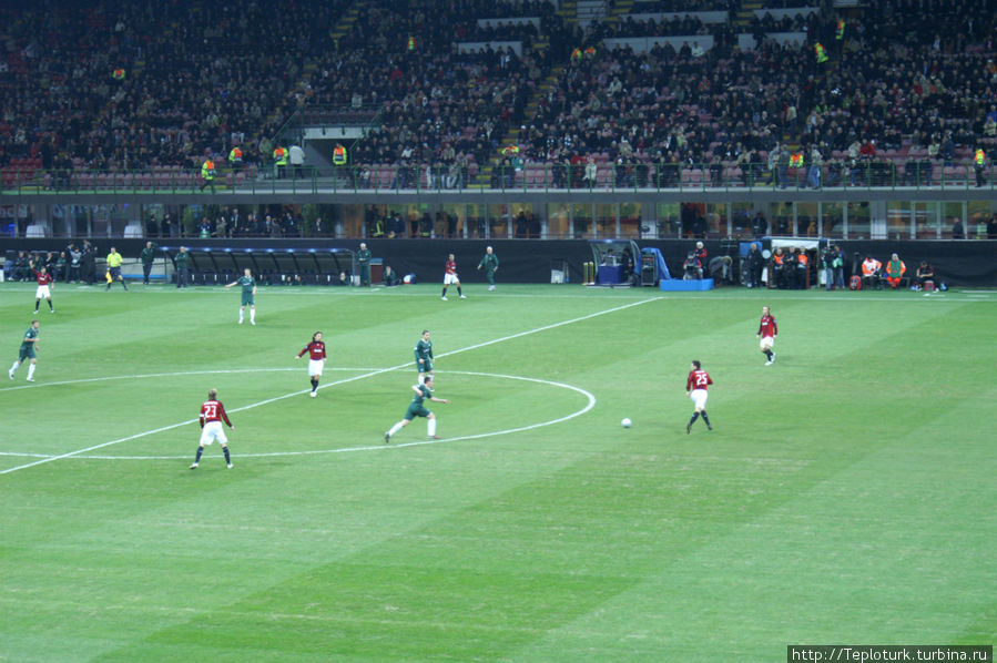 20 игроков за одним мячом бегают — это футбол Милан, Италия