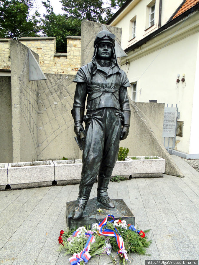 Памятник космонавту, хотя скульптура, скорее, похожа просто на летчика Прага, Чехия