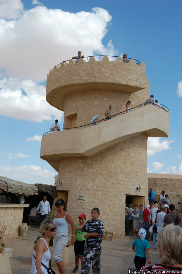 Двор со смотровой башней в пустыне Матмата, Тунис