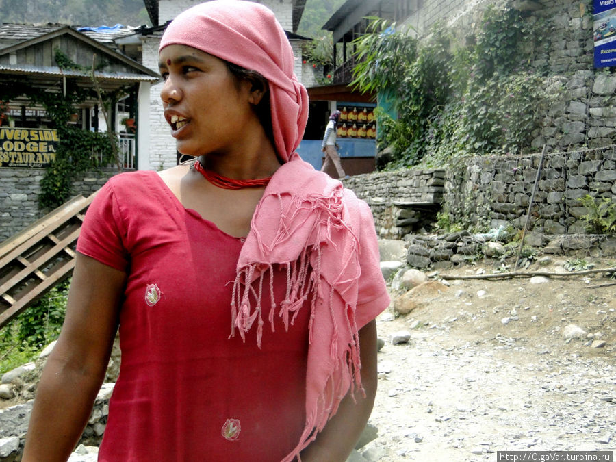Какие только оттенки красного не увидешь в одежде, от кукольно розового до темного бордо. С платьем неплохо смотрится платок, повязанный на голову и небрежно свисающий на плечи одним концом Зона Гандаки, Непал