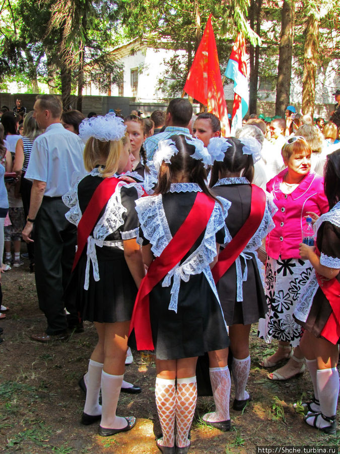 выпускницы в этом году единогласно решили идти в парадной школьной форме Рогань, Украина