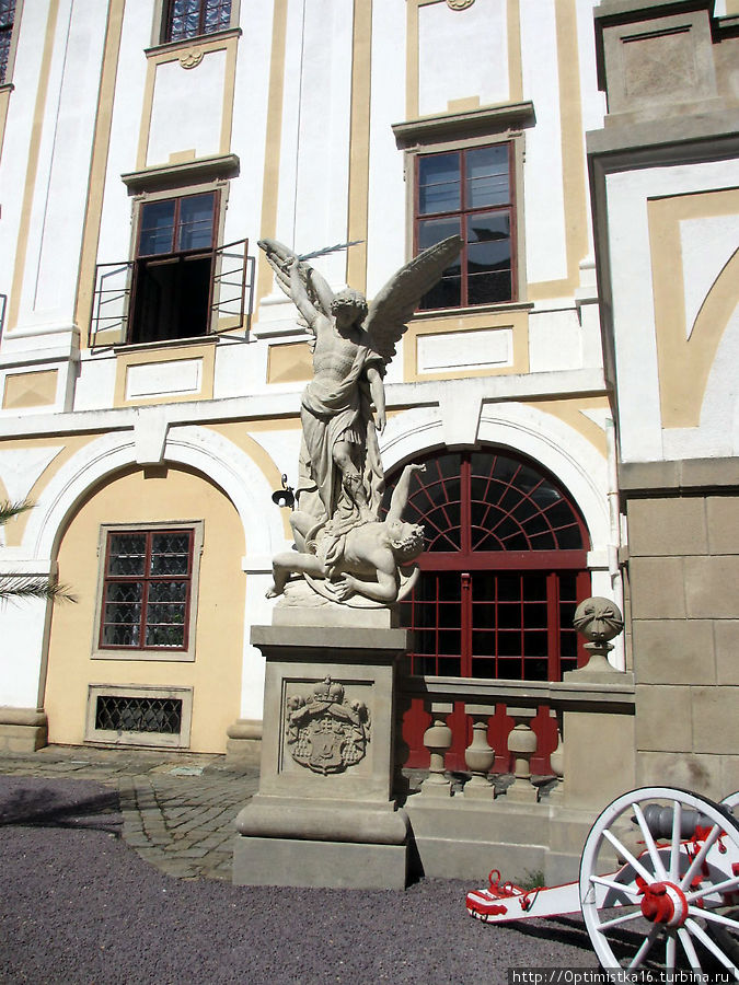 Скульптура перед входом Кромержиж, Чехия