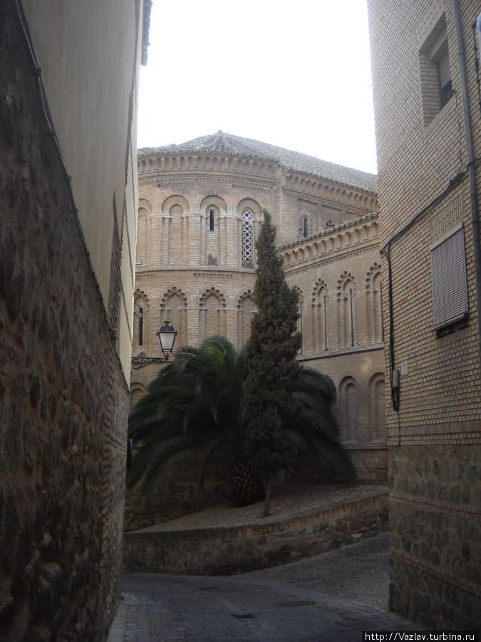 Вид на здание церкви Толедо, Испания