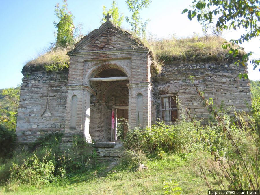 Полуразрушенная церковь. На крыше давно растёт трава. Ананури, Грузия