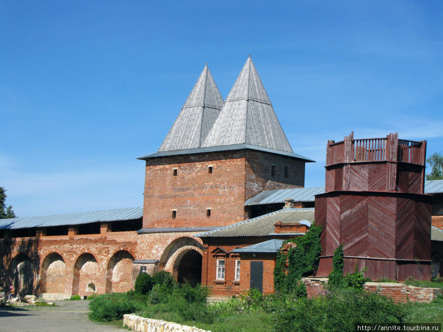 Никольская башня и реставрируемая звонница. Зарайск, Россия