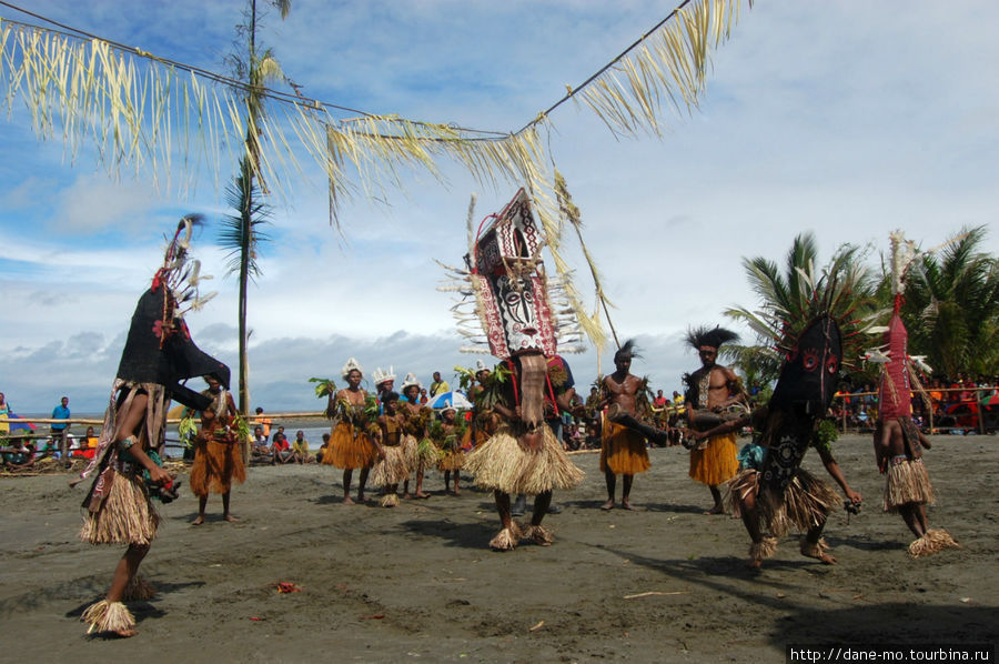 Большая маска танцует на месте, в это время остальные три — прыгают вокруг Провинция Галф, Папуа-Новая Гвинея
