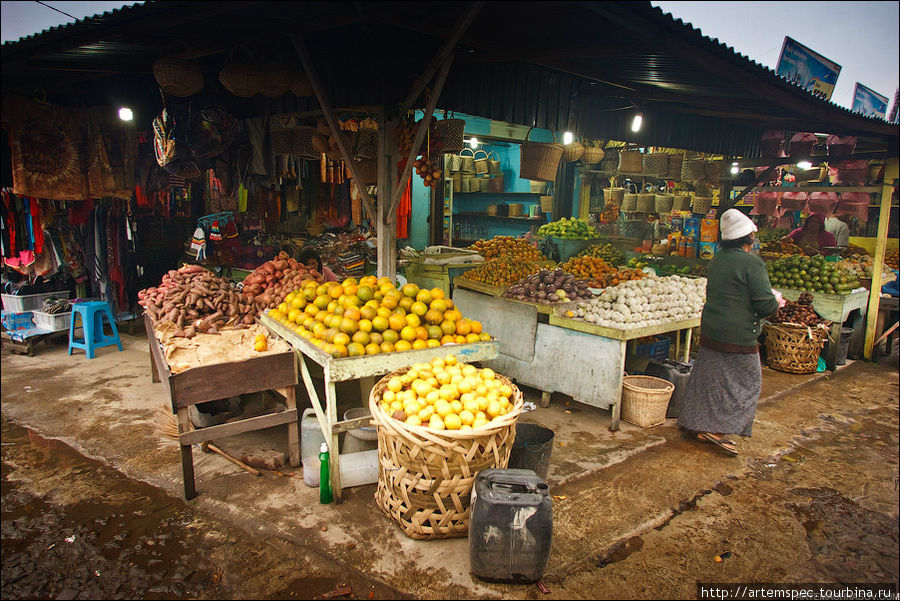 На центральной площади Берастаги расположен небольшой рынок, предназначенный для туристов и не имеющий ничего общего с легендарным локальным рынком Берастаги. Берастаги, Индонезия