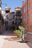 Уличные зарисовки, дворик на FONDAMENTA MADONNA DELL’ORTO, р-н Каннареджио, Венеция.
