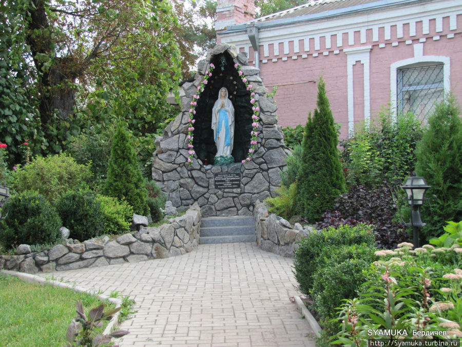 В 2006 году на том месте, где когда-то стояла часовня, сооружен и освящен грот в честь 250-летия коронации иконы Матери Божьей Бердичевской. Бердичев, Украина