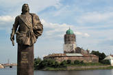 Памятник Апраксину Фёдору Матвеевичу на фоне Выборгского замка.