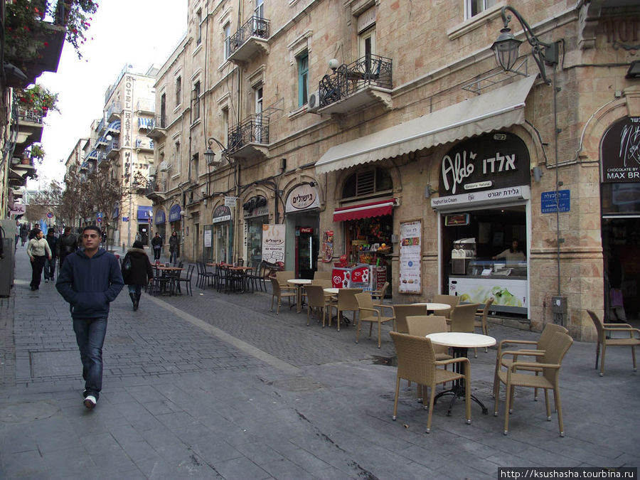 Взгляд в сторону, на одну из центральных улиц Иерусалим, Израиль