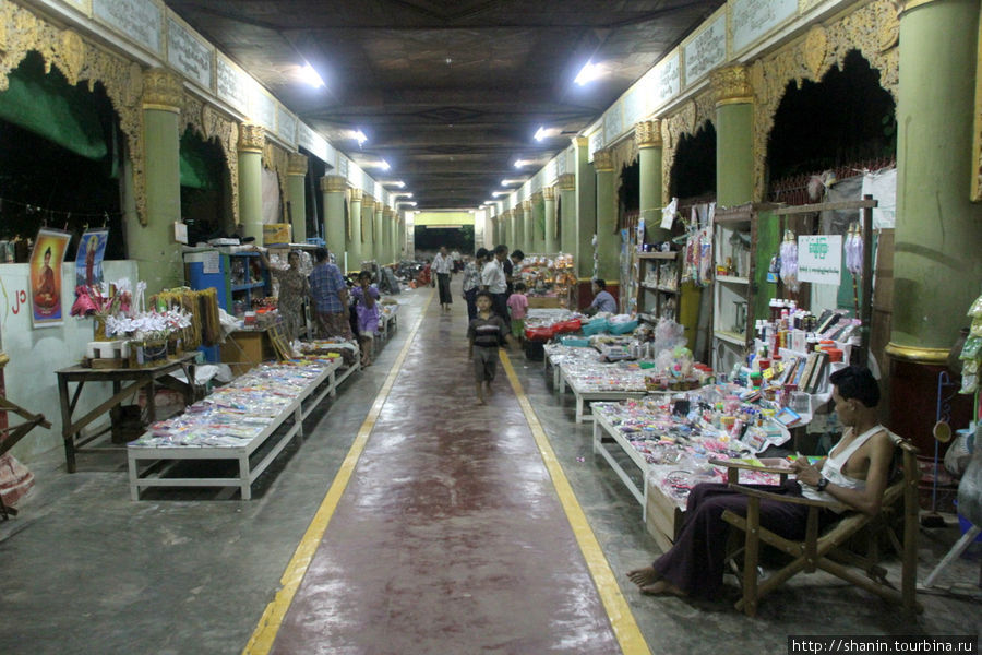 Длинный коридор превратили в рынок Монива, Мьянма