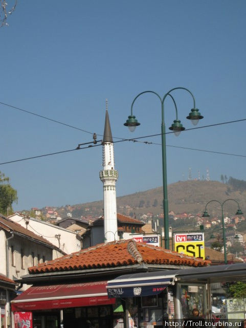 Крыши, мечеть и холмы