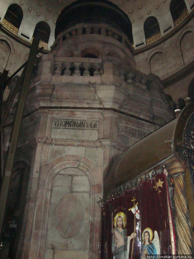 Кувуклия с обратной стороны. 
Кувуклия разделена на два помещения. Первое — предел Ангела, где посередине расположен пьедестал с частью священного камня, отваленного Ангелом. Второе — Святой Гроб. Это небольшая камера, почти наполовину занятая справа каменным ложем, покрытым мраморной плитой. Плита появилась в Кувуклии в 1555 г.. Максим Симеос, последним видевший в 1810 г. каменное ложе Спасителя без закрывающей его плиты, свидетельствовал, что оно было сильно повреждено неразумной ревностью бесчисленных «боголюбцев», норовивших отломить, откусить, любой ценой унести с собой частицу святыни. В западной части плиты от усердия богомольцев образовалось заметное углубление. На мраморной полке, идущей по сторонам Тридневного ложа, помещены три иконы Воскресения — от каждого из христианских исповеданий. 
  Святой Гроб является главным алтарём Храма. Только православные, армяне и католики имеют право поочерёдно здесь служить. Ежедневно здесь совершается три литургии. В полночь (с 11 до 3 часов) — православные, затем армяне (с 3 до 6 часов), за ними католики (с 6 до 9 часов утра). Иерусалим, Израиль