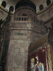 Кувуклия с обратной стороны. 
Кувуклия разделена на два помещения. Первое — предел Ангела, где посередине расположен пьедестал с частью священного камня, отваленного Ангелом. Второе — Святой Гроб. Это небольшая камера, почти наполовину занятая справа каменным ложем, покрытым мраморной плитой. Плита появилась в Кувуклии в 1555 г.. Максим Симеос, последним видевший в 1810 г. каменное ложе Спасителя без закрывающей его плиты, свидетельствовал, что оно было сильно повреждено неразумной ревностью бесчисленных «боголюбцев», норовивших отломить, откусить, любой ценой унести с собой частицу святыни. В западной части плиты от усердия богомольцев образовалось заметное углубление. На мраморной полке, идущей по сторонам Тридневного ложа, помещены три иконы Воскресения — от каждого из христианских исповеданий. 
  Святой Гроб является главным алтарём Храма. Только православные, армяне и католики имеют право поочерёдно здесь служить. Ежедневно здесь совершается три литургии. В полночь (с 11 до 3 часов) — православные, затем армяне (с 3 до 6 часов), за ними католики (с 6 до 9 часов утра).