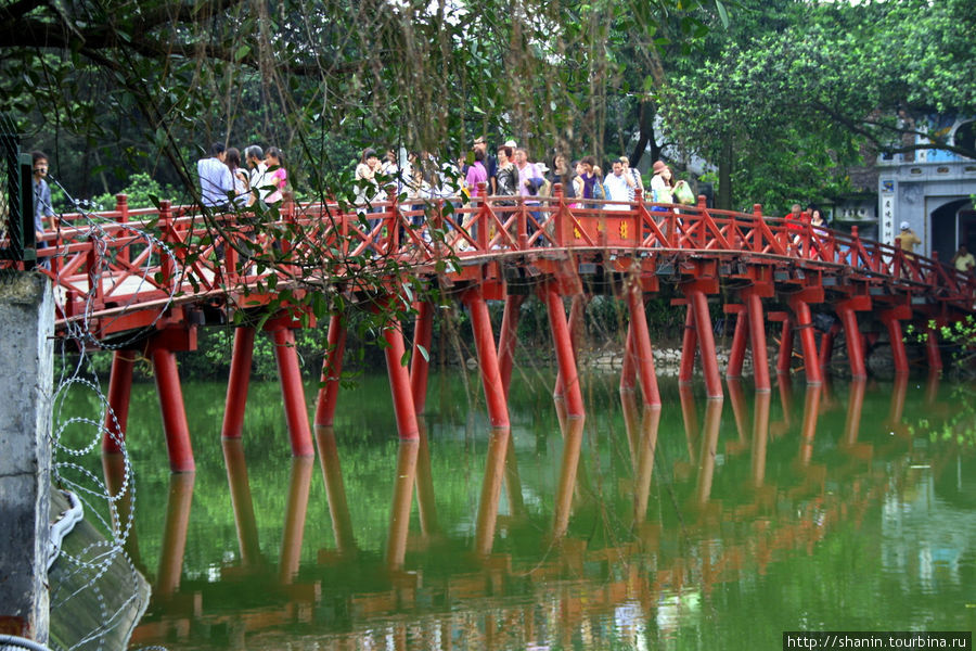 Мост к храму Нефритовой Горы Ханой, Вьетнам