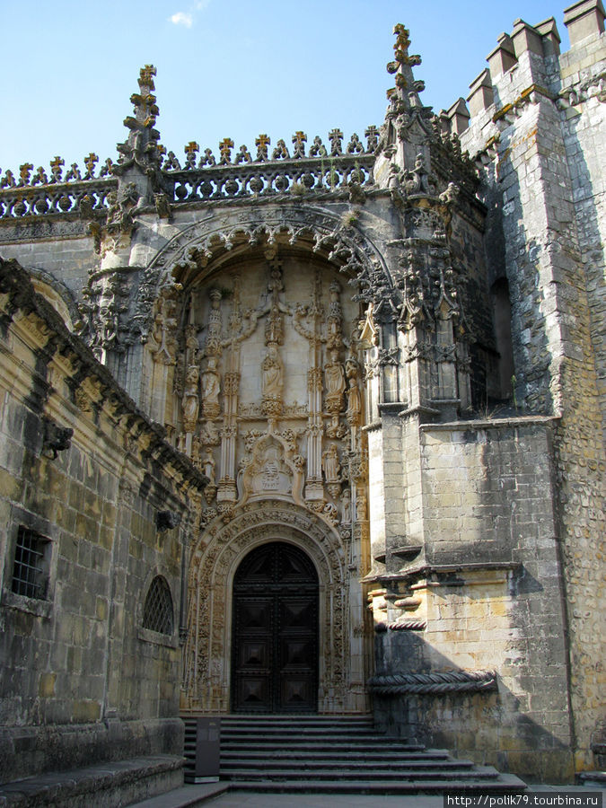 Стык двух эпох — при короле Мануэле (конец XV века) к Шароле тамплиеров пристроили церковь с богатым декором. Томар, Португалия