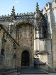 Стык двух эпох — при короле Мануэле (конец XV века) к Шароле тамплиеров пристроили церковь с богатым декором.