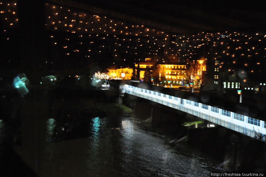 Главная площадь курорта и Колоннадный мост с сумерками расцвечены огнями рождственских гирлянд. Пьештяны, Словакия