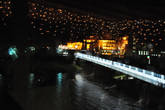 Главная площадь курорта и Колоннадный мост с сумерками расцвечены огнями рождственских гирлянд.