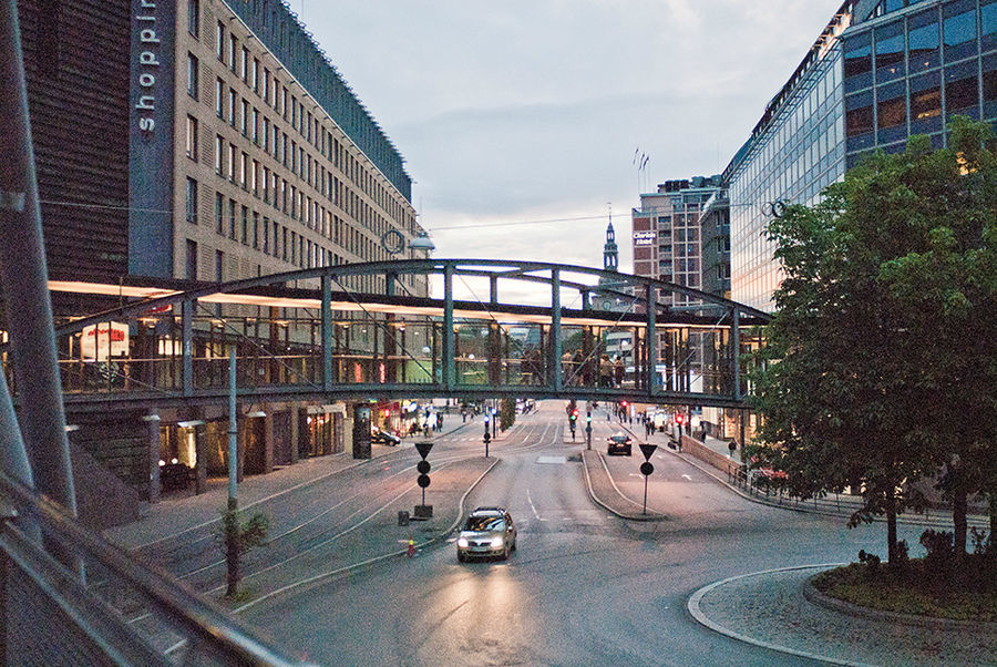 В районе вокзала удобные пешеходные мосты позволяют избежать светофоров. Осло, Норвегия