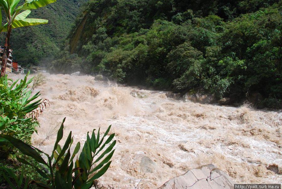 Мощный поток в городке Агуас-Кальентес Регион Куско, Перу