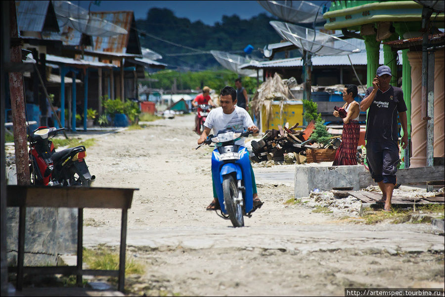 Улицы Балаи практически лишены транспорта — ездить тут некуда, ведь вся деревня просто крошечная, а с другой стороны  — океан. Суматра, Индонезия