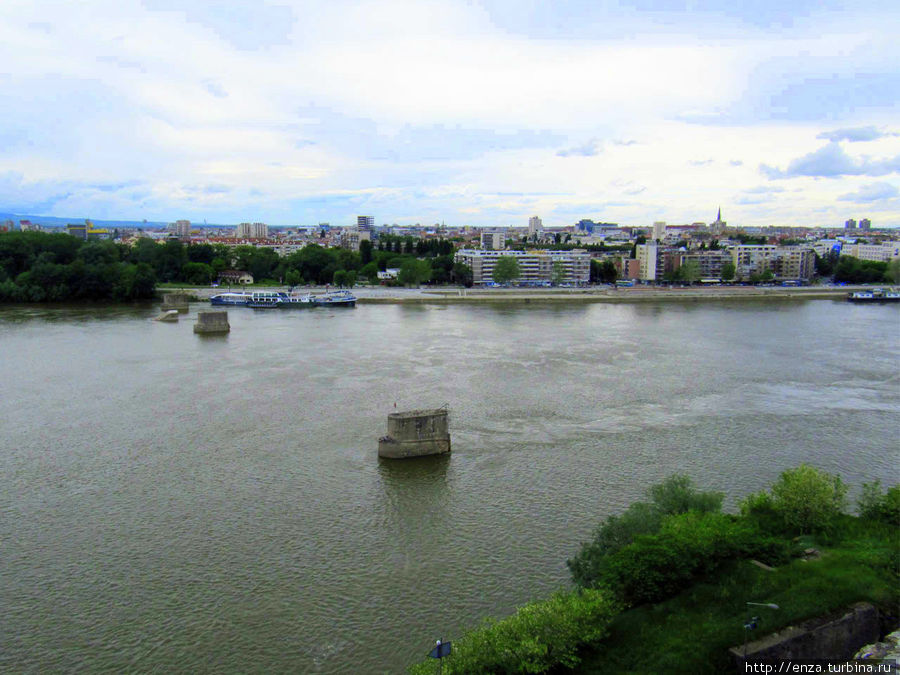 Это остатки старого моста, который аж дважды взрывали во время Второй мировой войны. Петроварадин, Сербия