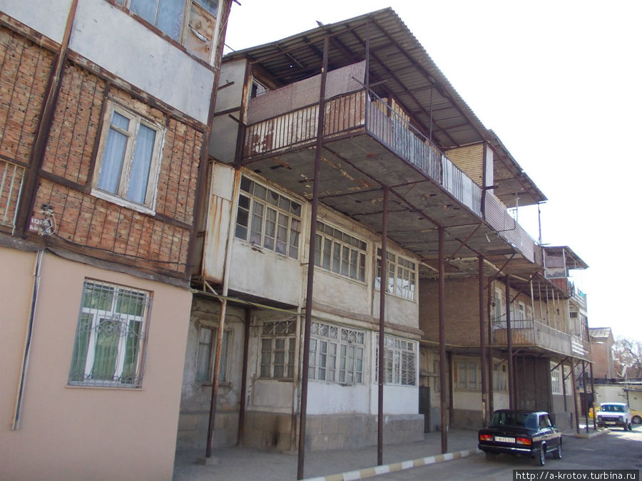 Пристройка к квартире. Ереван балконы пристройки. Балконы в Дагестане самострой. Балконы в Армении самострой. Махачкала самострой.